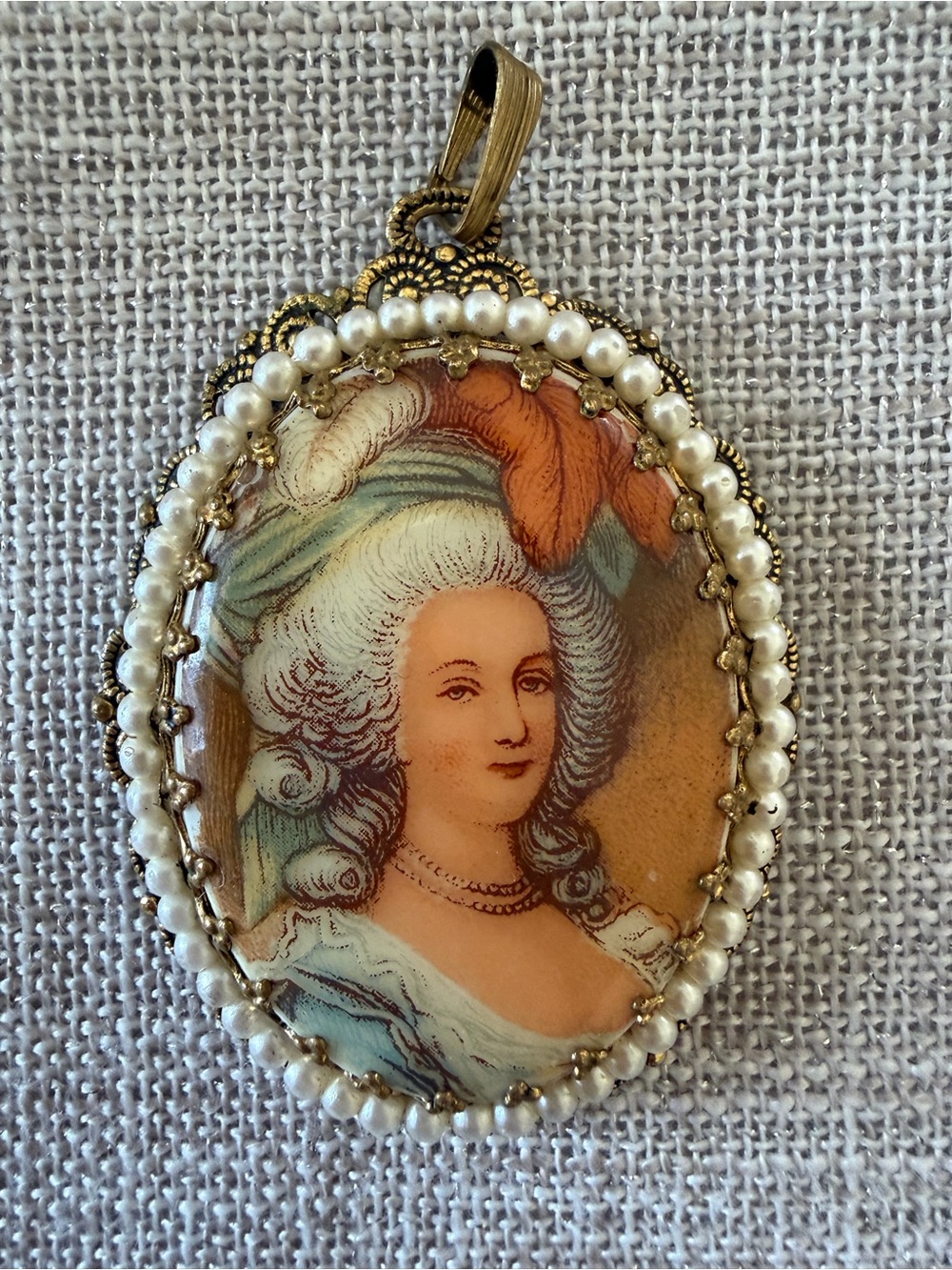 Vintage Portrait Cameo Pendant in Cream & Gold - Picture 1 of 4